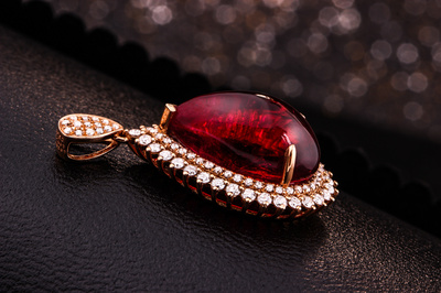 金鱼叔叔的匠心 当珠宝邂逅光影，诉说首饰的灵动故事